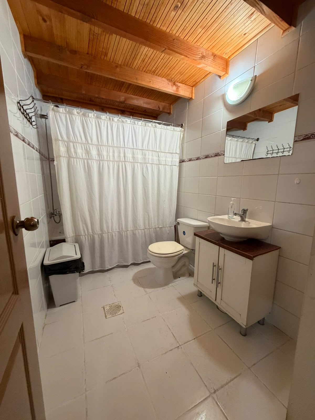 Baño amplio con ducha