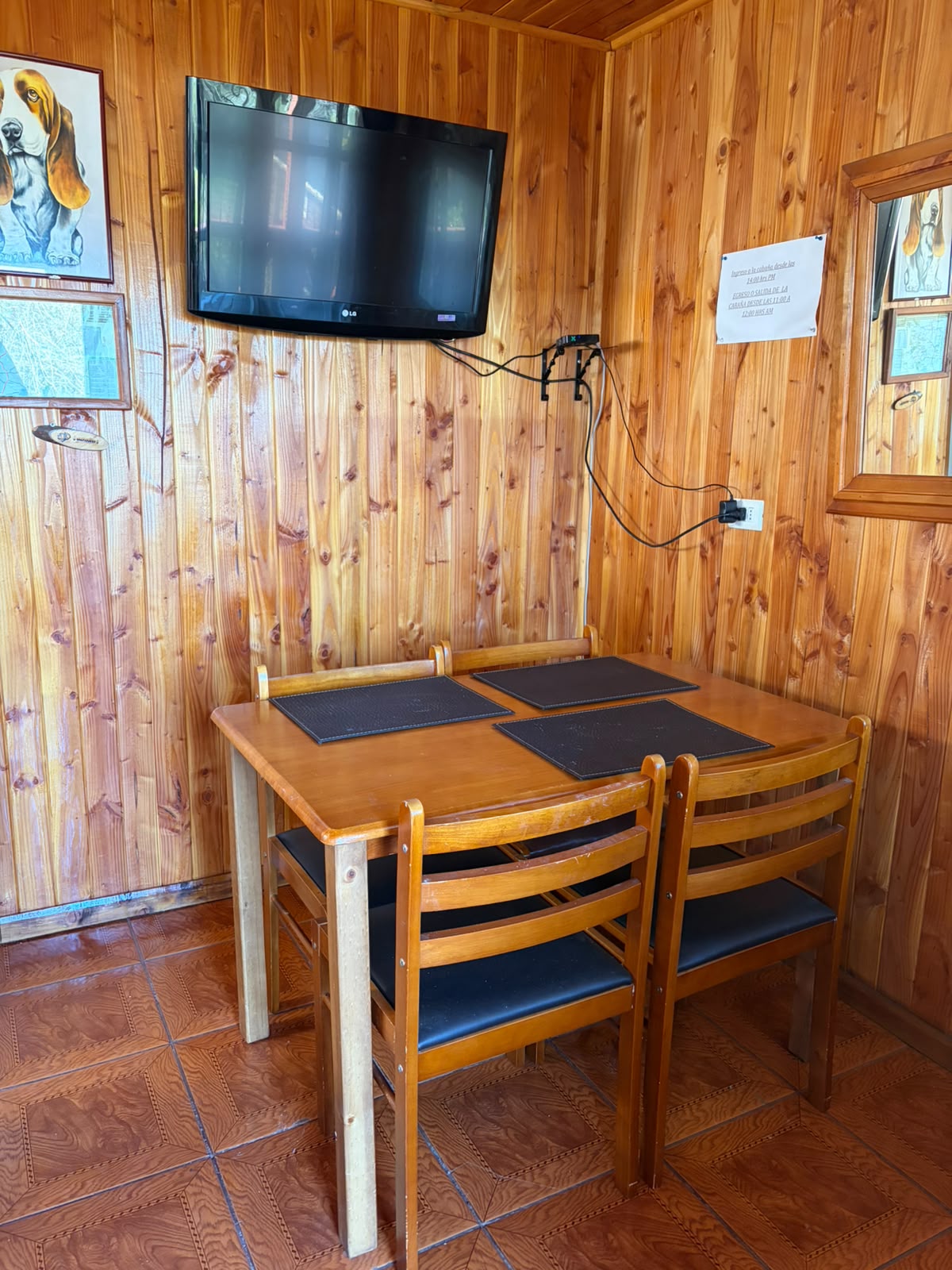 Comedor interior con televisión