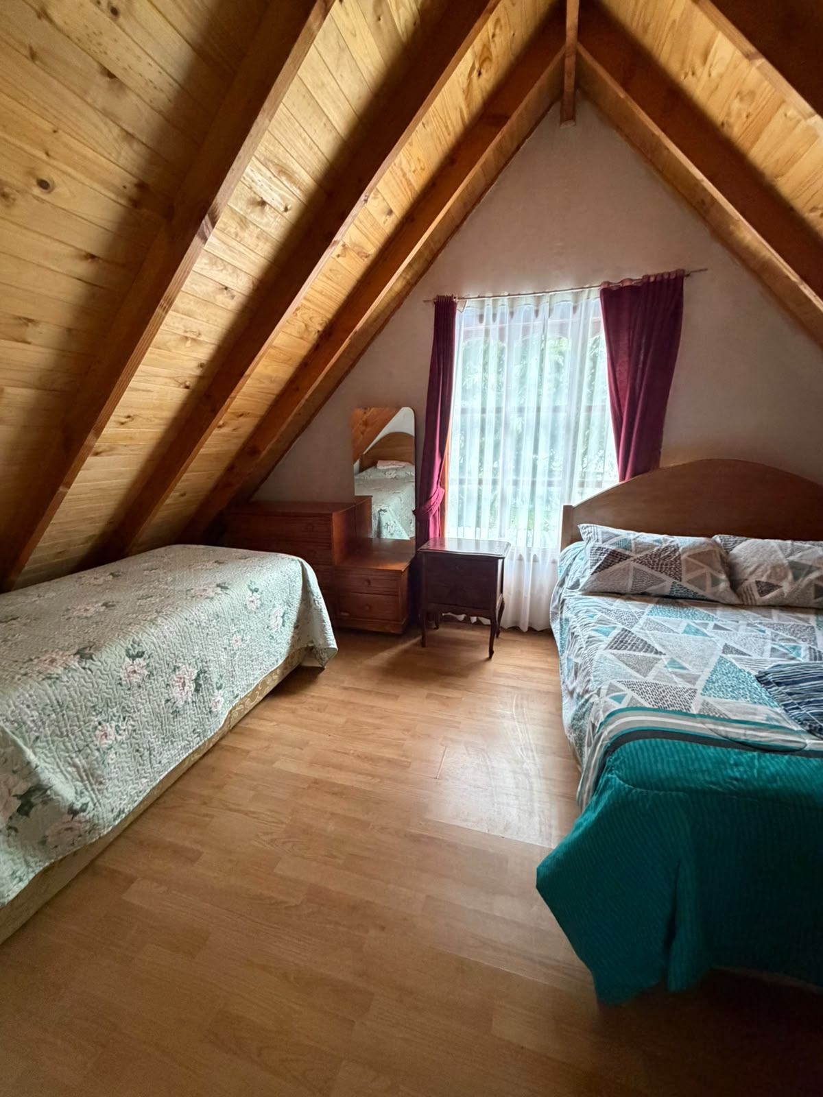 Dormitorio de madera en altillo