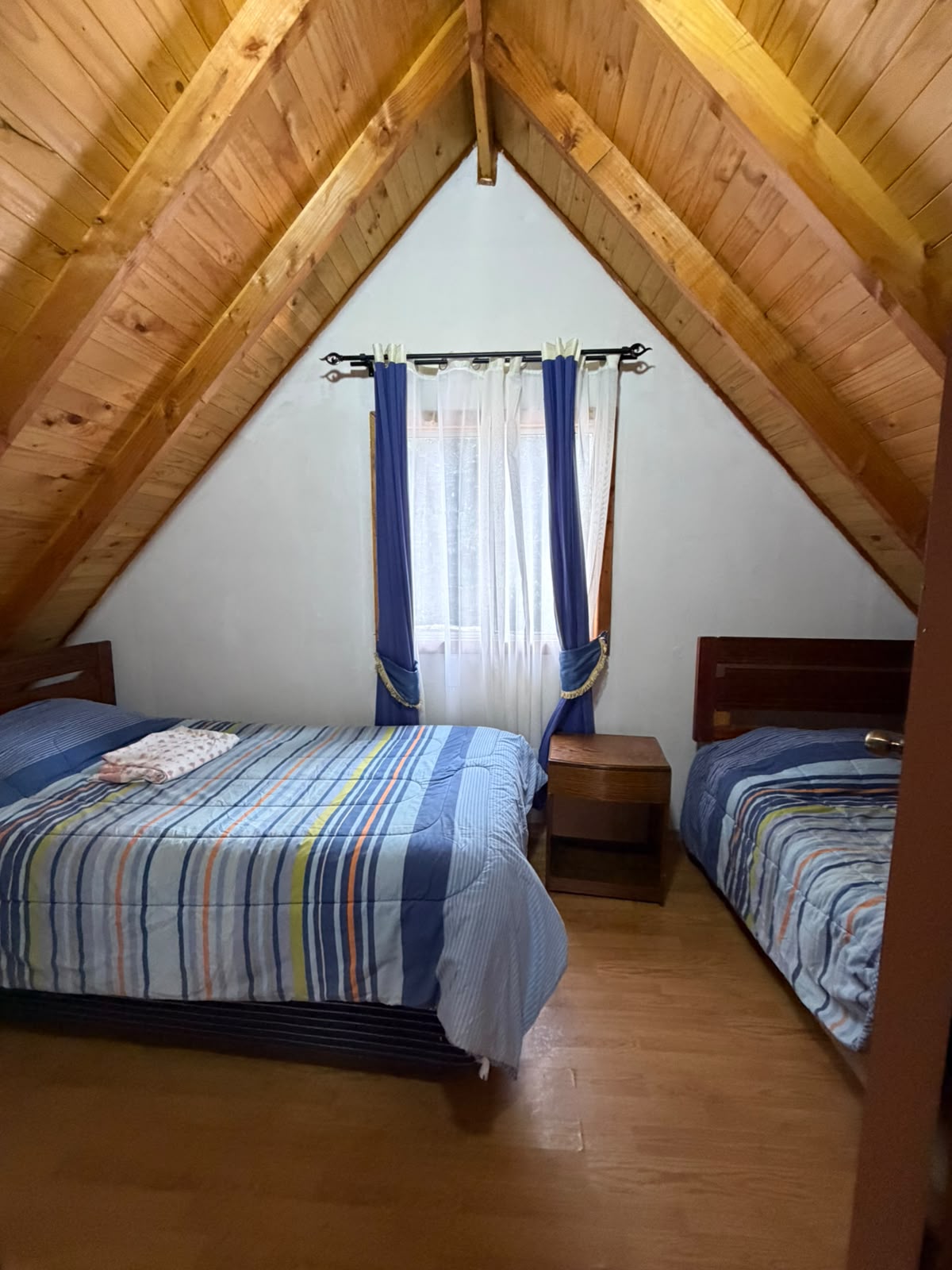 Dormitorio con camas individuales