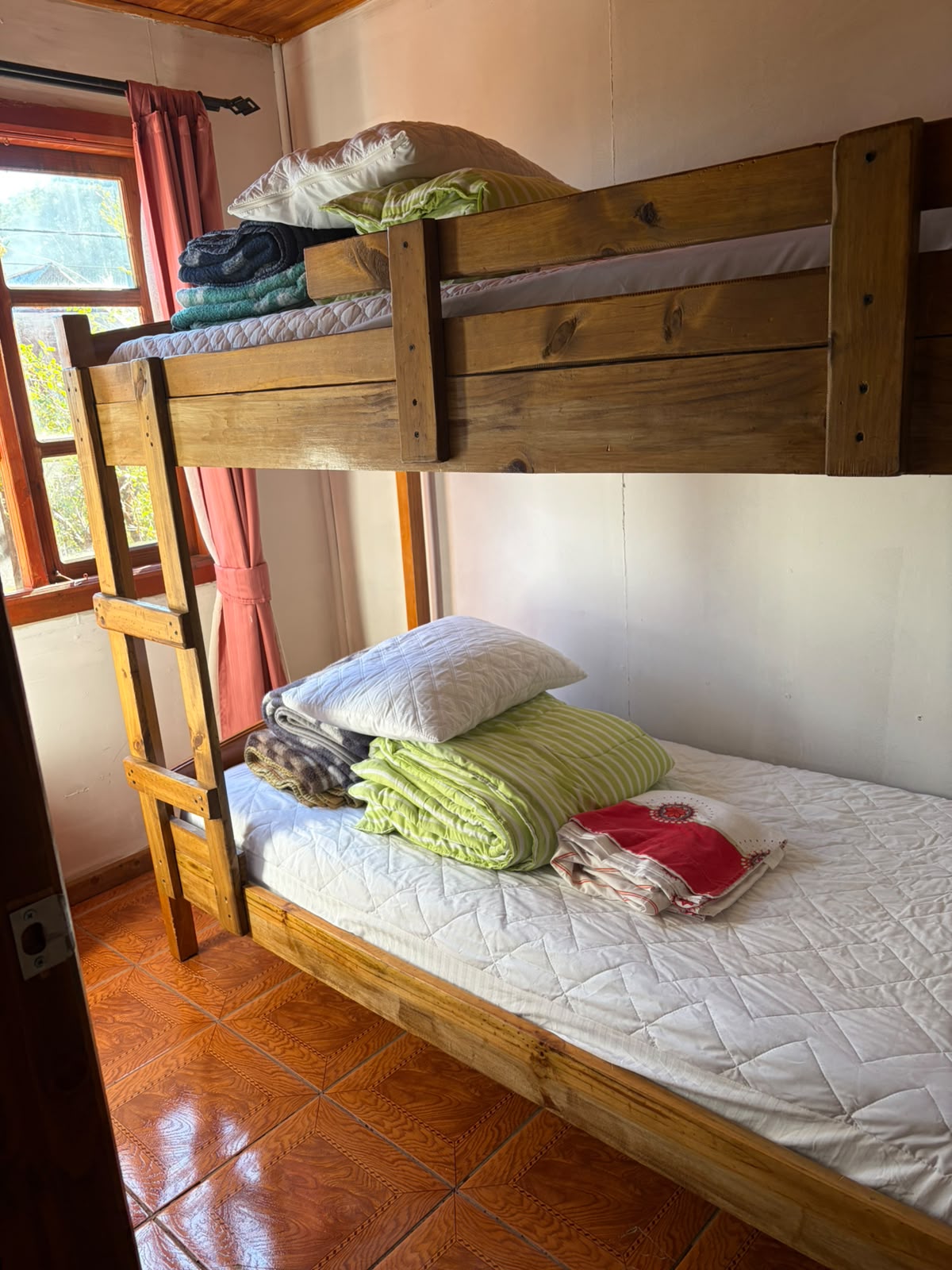 Dormitorio con litera de madera