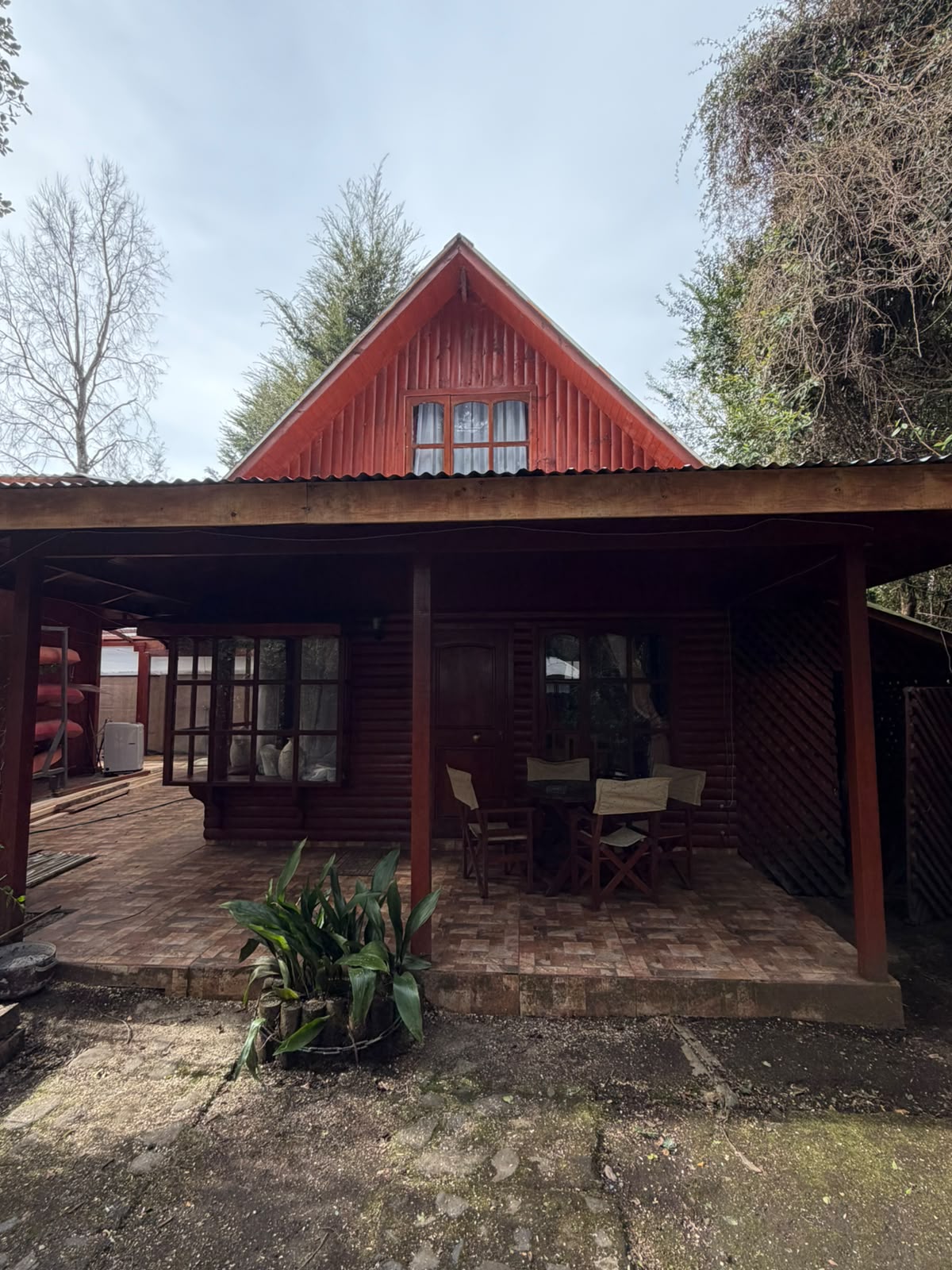 Cabaña con patio y terraza cubierta